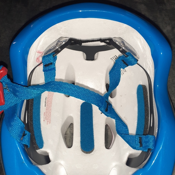 Spider man helmet - Picture 5 of 5